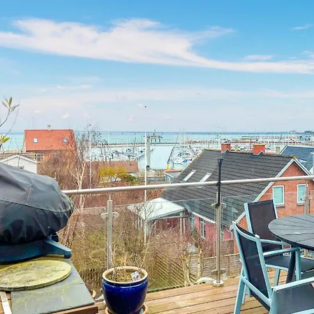 3 Bedroom Lovely In Apartment *