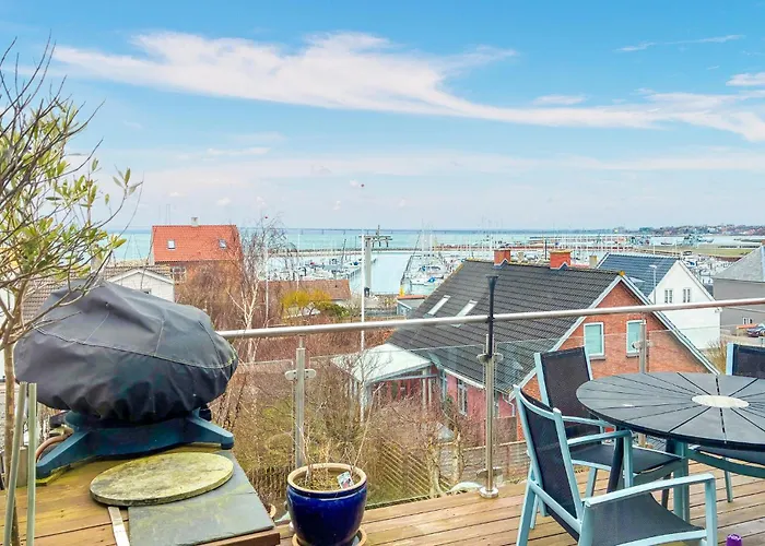 3 Bedroom Lovely In Apartment *